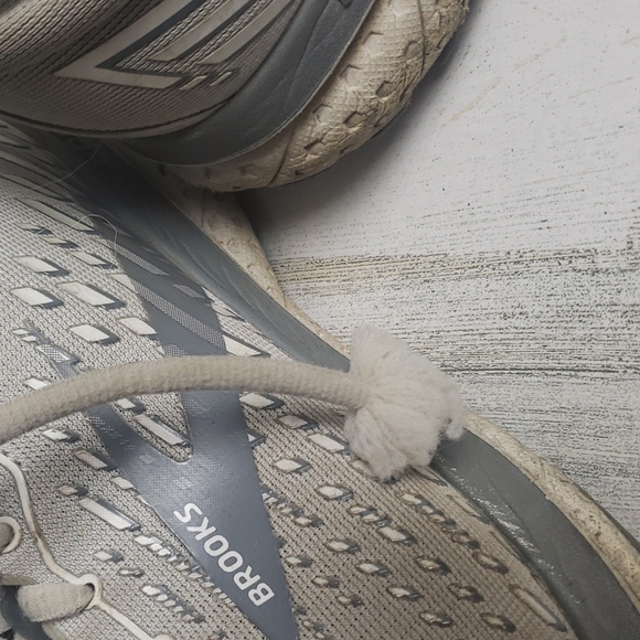 Brooks Ghost 13 gray and white running shoes. Size 10W - Picture 11 of 12